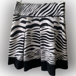 WORTHINGTON black & white lined zebra print skirt, size 10 from